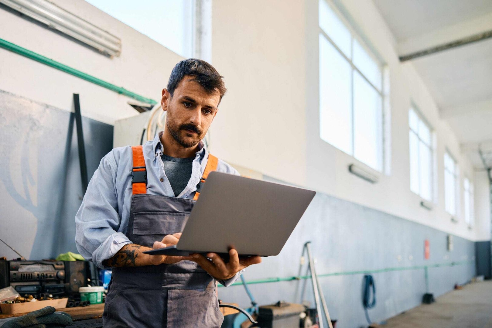 Truck Mechanic Laptop Bay